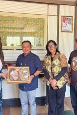Komitmen membangun sport tourism berbasis budaya. Tim Love View Production mengabadikan momen bersama Bupati Kuningan usai mempresentasikan konsep Kuningan Angklung Run 2026 yang diharapkan menjadi agenda unggulan daerah. (Dok. Love View Production)