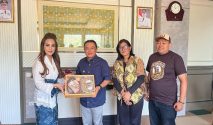 Komitmen membangun sport tourism berbasis budaya. Tim Love View Production mengabadikan momen bersama Bupati Kuningan usai mempresentasikan konsep Kuningan Angklung Run 2026 yang diharapkan menjadi agenda unggulan daerah. (Dok. Love View Production)
