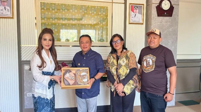 Komitmen membangun sport tourism berbasis budaya. Tim Love View Production mengabadikan momen bersama Bupati Kuningan usai mempresentasikan konsep Kuningan Angklung Run 2026 yang diharapkan menjadi agenda unggulan daerah. (Dok. Love View Production)