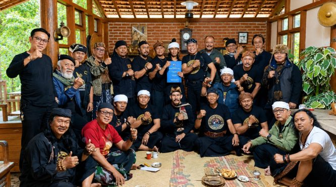 Suasana penuh kebersamaan mewarnai penyerahan Akta Notaris Komunitas Bangkong Kuningan yang kini resmi berbadan hukum dan siap memperkuat pelestarian budaya Sunda. (Dok. Istimewa)