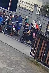 Tangkapan layar video tawuran antar dua sekolah swasta di Kabupaten Kuningan. (Dok. Istimewa)