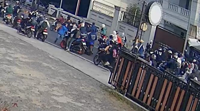 Tangkapan layar video tawuran antar dua sekolah swasta di Kabupaten Kuningan. (Dok. Istimewa)