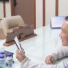 Bupati Kuningan Dian Rachmat Yanuar melakukan komunikasi langsung melalui video call dengan Bu Iin, salah seorang jemaah umrah asal Kuningan yang masih bertahan di Cibubur, Jakarta. Dalam percakapan tersebut, Bupati meminta pihak travel memenuhi hak-hak jemaah dan memastikan keberangkatan mereka sesuai komitmen yang telah disepakati. (Dok. Humas)