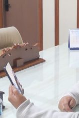 Bupati Kuningan Dian Rachmat Yanuar melakukan komunikasi langsung melalui video call dengan Bu Iin, salah seorang jemaah umrah asal Kuningan yang masih bertahan di Cibubur, Jakarta. Dalam percakapan tersebut, Bupati meminta pihak travel memenuhi hak-hak jemaah dan memastikan keberangkatan mereka sesuai komitmen yang telah disepakati. (Dok. Humas)