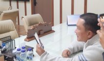 Bupati Kuningan Dian Rachmat Yanuar melakukan komunikasi langsung melalui video call dengan Bu Iin, salah seorang jemaah umrah asal Kuningan yang masih bertahan di Cibubur, Jakarta. Dalam percakapan tersebut, Bupati meminta pihak travel memenuhi hak-hak jemaah dan memastikan keberangkatan mereka sesuai komitmen yang telah disepakati. (Dok. Humas)