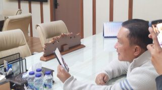 Bupati Kuningan Dian Rachmat Yanuar melakukan komunikasi langsung melalui video call dengan Bu Iin, salah seorang jemaah umrah asal Kuningan yang masih bertahan di Cibubur, Jakarta. Dalam percakapan tersebut, Bupati meminta pihak travel memenuhi hak-hak jemaah dan memastikan keberangkatan mereka sesuai komitmen yang telah disepakati. (Dok. Humas)