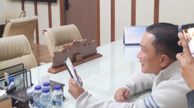 Bupati Kuningan Dian Rachmat Yanuar melakukan komunikasi langsung melalui video call dengan Bu Iin, salah seorang jemaah umrah asal Kuningan yang masih bertahan di Cibubur, Jakarta. Dalam percakapan tersebut, Bupati meminta pihak travel memenuhi hak-hak jemaah dan memastikan keberangkatan mereka sesuai komitmen yang telah disepakati. (Dok. Humas)