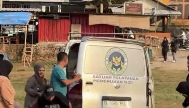 Mobil operasional SPPG berlogo BGN yang diduga digunakan untuk piknik di kawasan Waduk Darma, Kuningan, viral di media sosial. (Dok. @floknetizen)